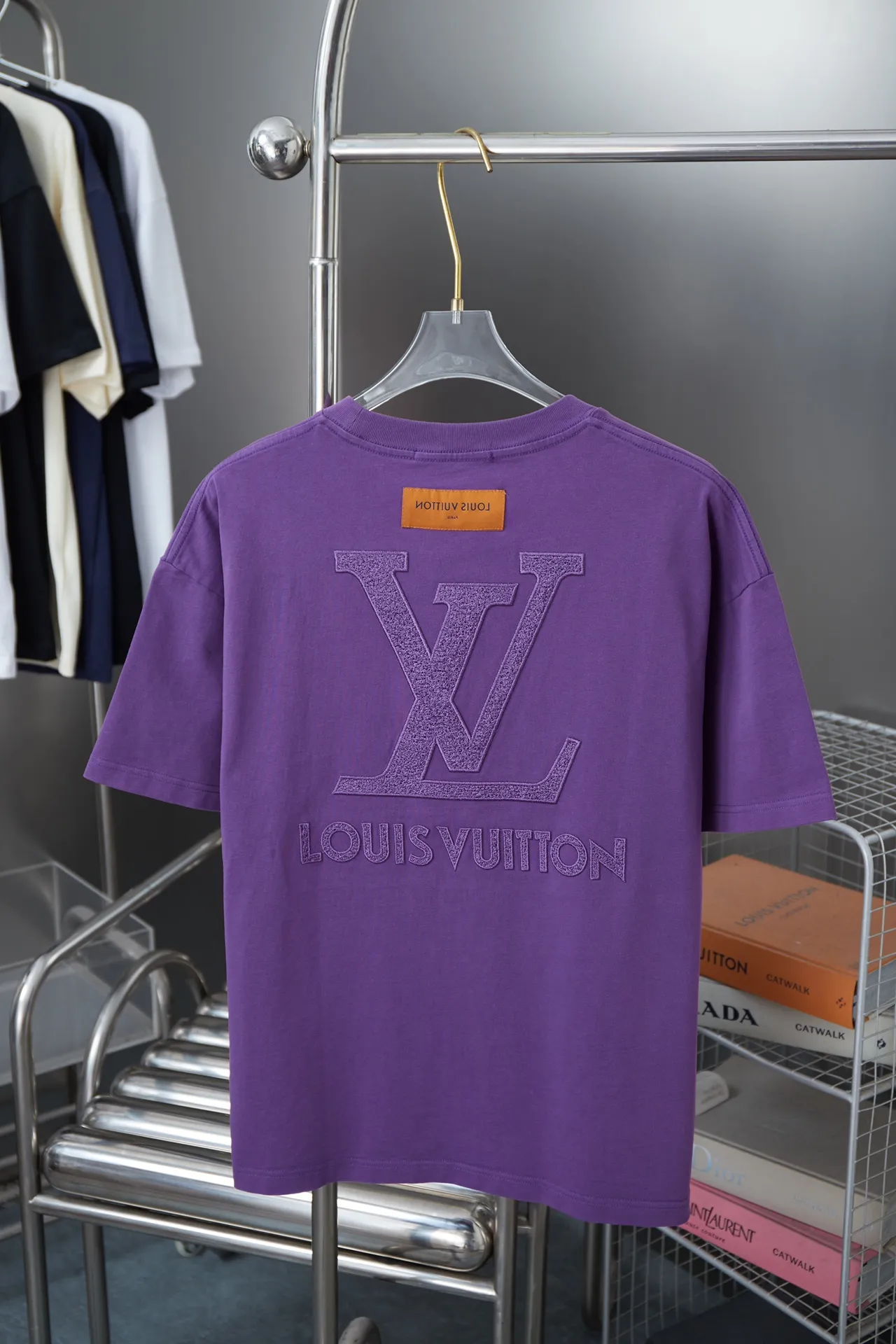 🅿️190 1V 25SS early spring new style Hydrosol embroidered LV letter short sleeves Light luxury essential item for daily commuting for men and women Correct version Welcome to compare Detailed features · 320g 100% pure cotton double yarn jersey fabric · Custom dyed in the same vat, special thickened 32 pieces double-strand 1X1 thread · Imported Tajima machine hydrosol embroidered LV letter logo on the front and back. Garment-washable embroidery hydrosol makes the embroidery offset printing softer and not stiff · Double-needle cross-stitching process · Original main mark washed tag brand moisture-proof paper packaging Color: black/white/burgundy Size: S/M/L/XL
